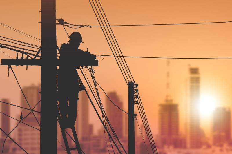 Quem é responsável pela autorização/anuência para trabalhos com risco elétrico segundo NR-10?